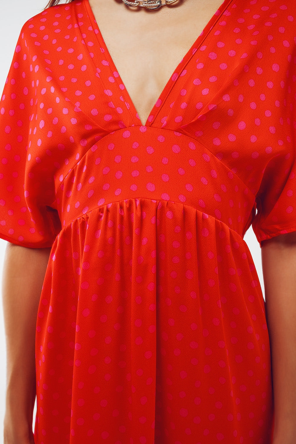 Vestido longo com cintura marcada e mangas angelicais em polka dot vermelho