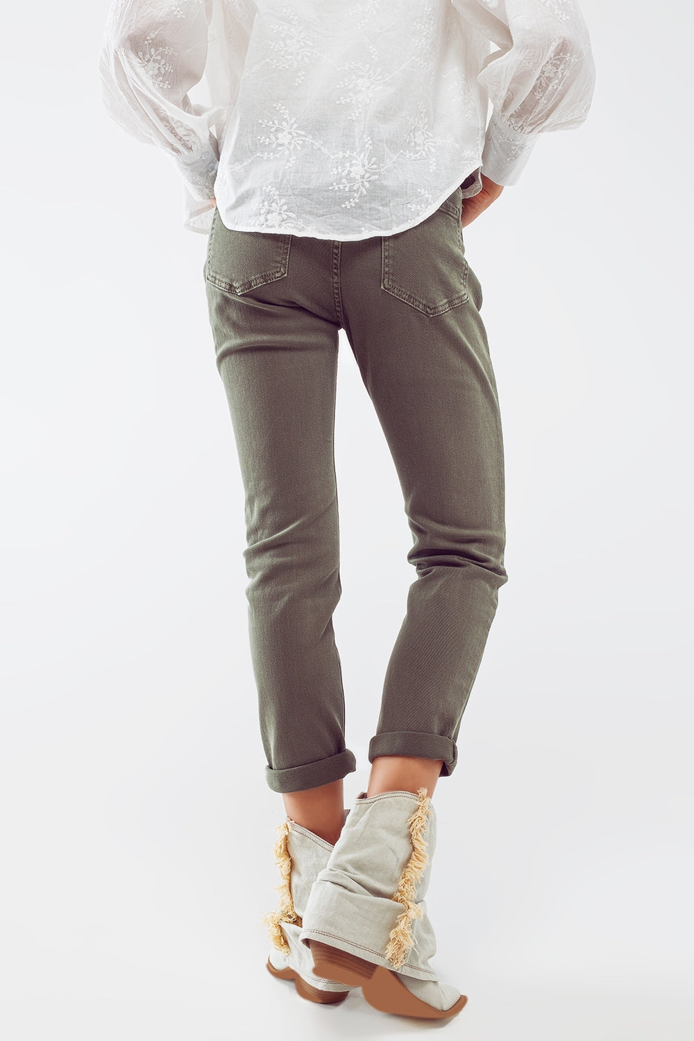 Calça jeans skinny básica em verde militar