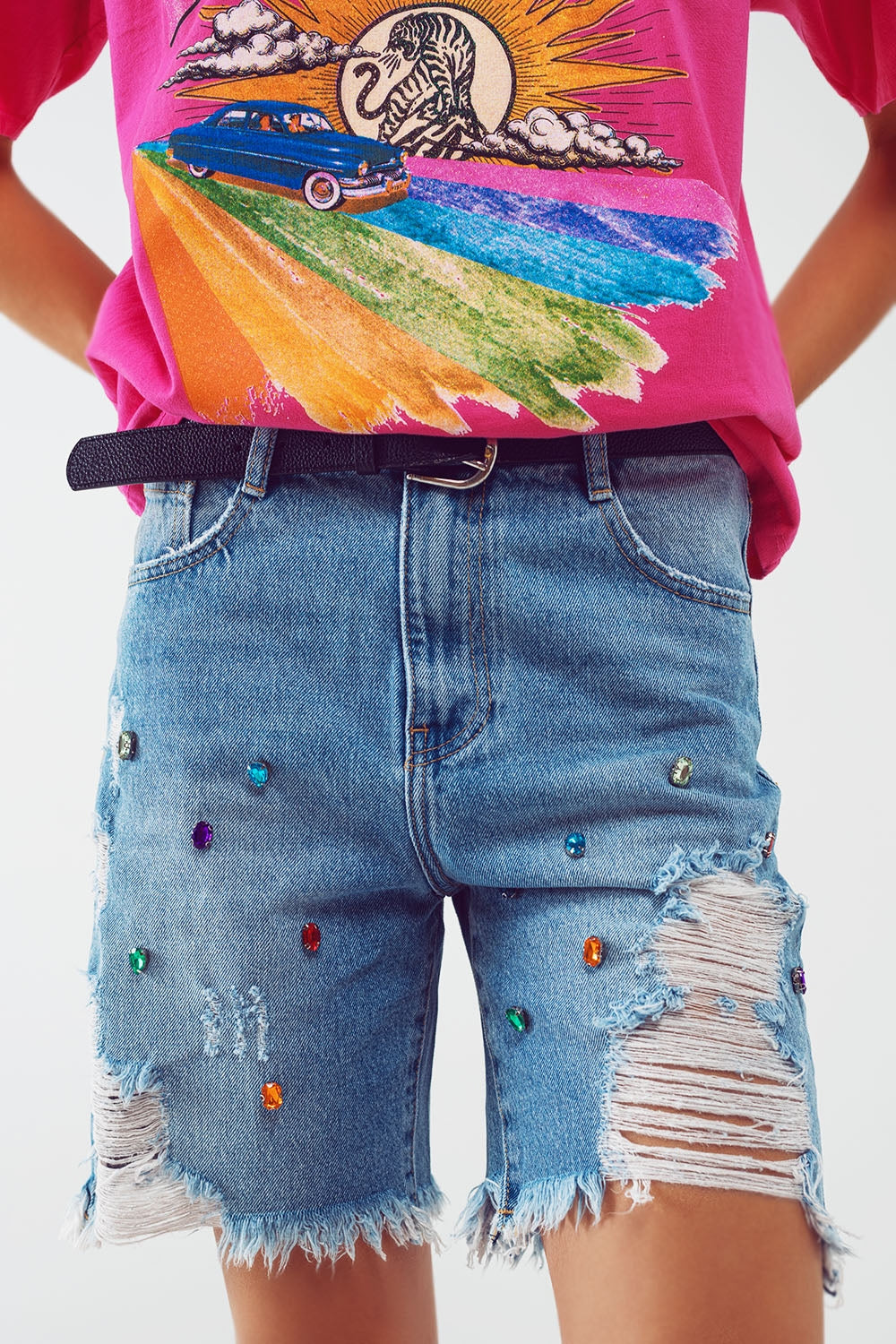 Bermuda jeans envelhecido e adornado em lavagem clara
