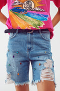 Bermuda jeans envelhecido e adornado em lavagem clara