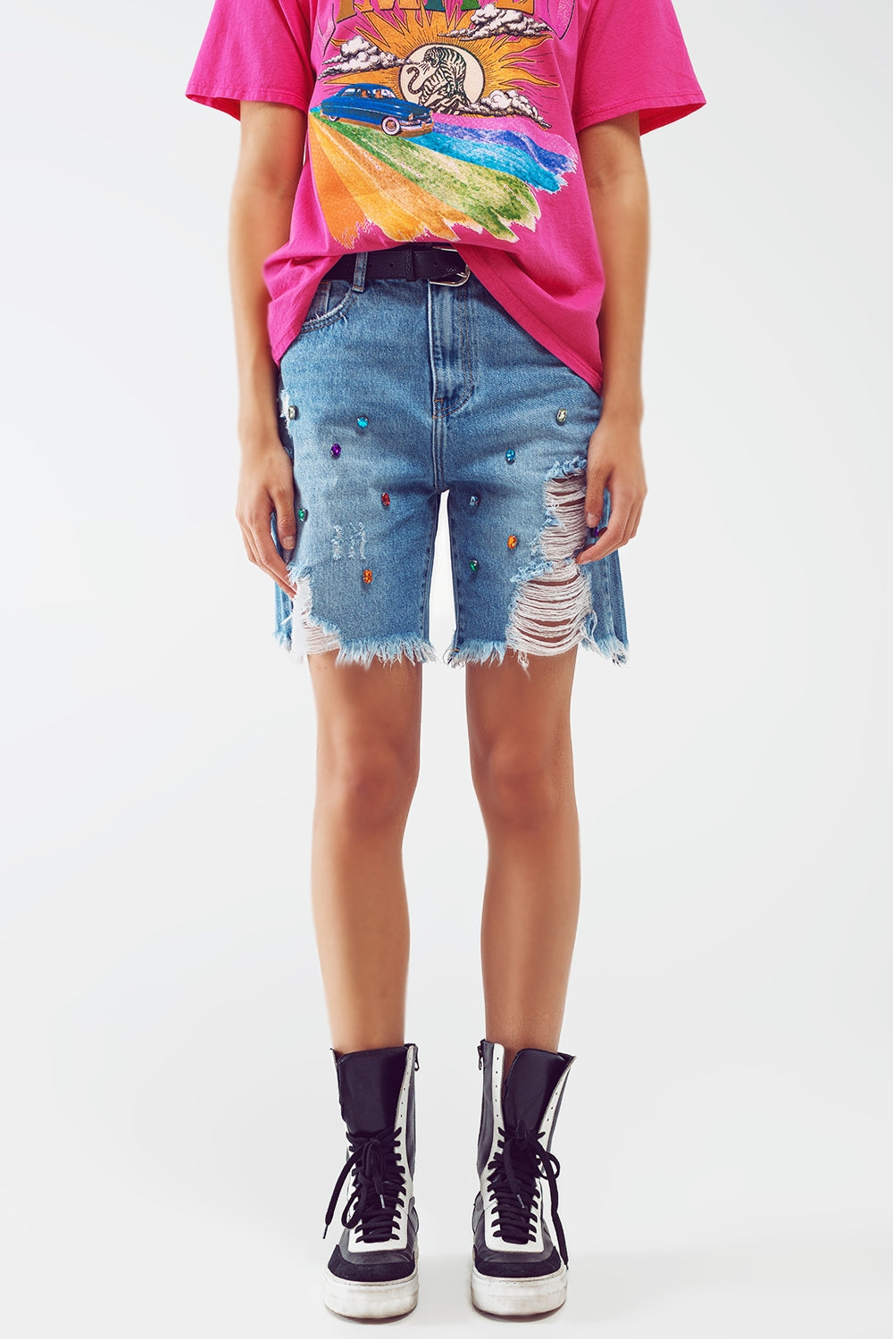 Bermuda jeans envelhecido e adornado em lavagem clara