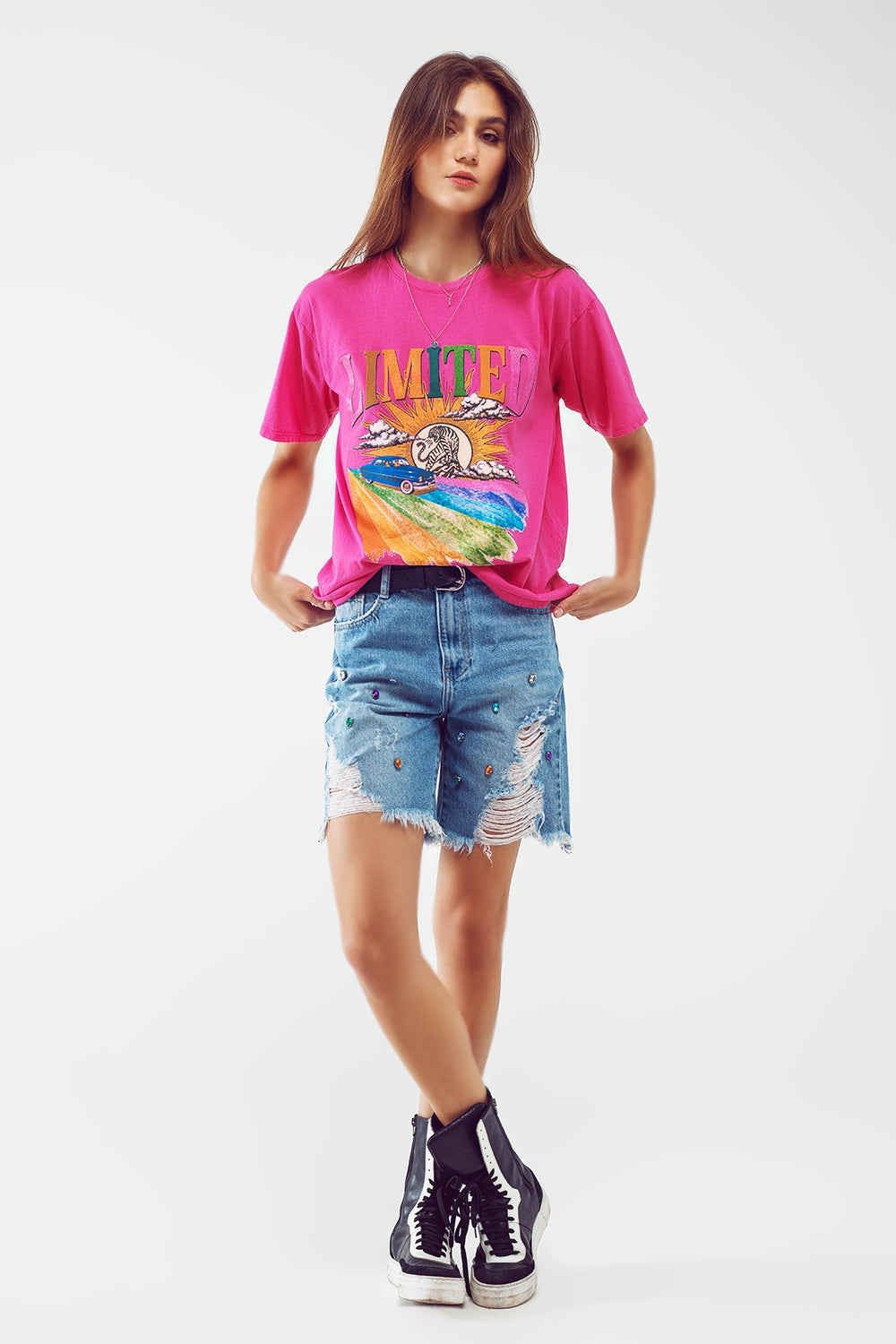 Bermuda jeans envelhecido e adornado em lavagem clara