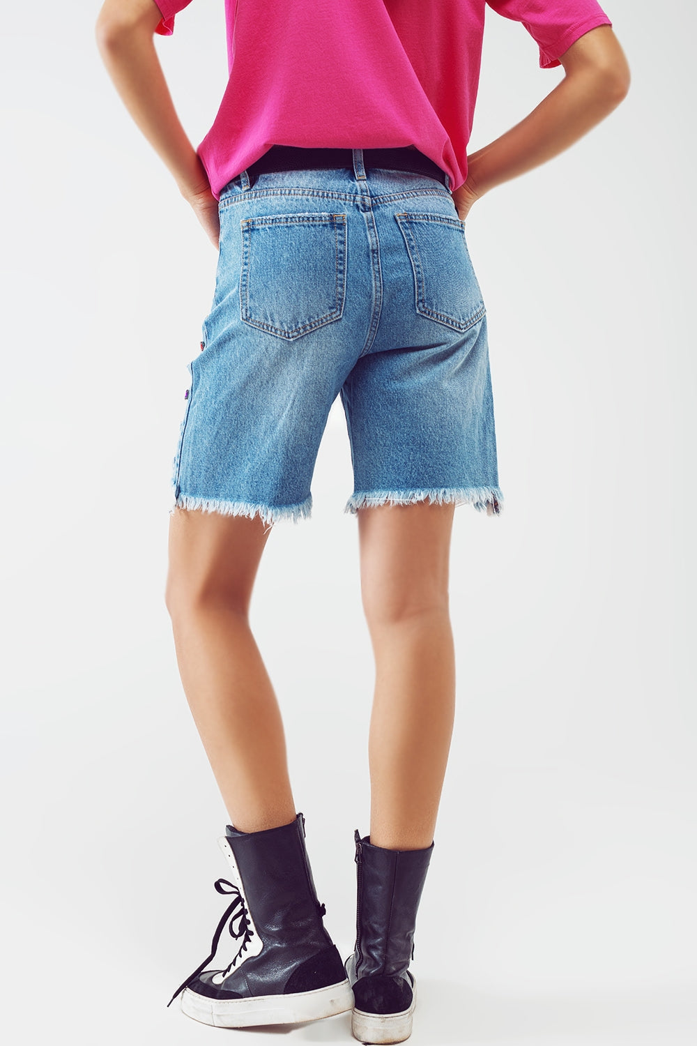 Bermuda jeans envelhecido e adornado em lavagem clara