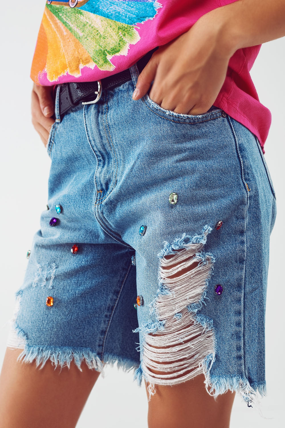 Bermuda jeans envelhecido e adornado em lavagem clara