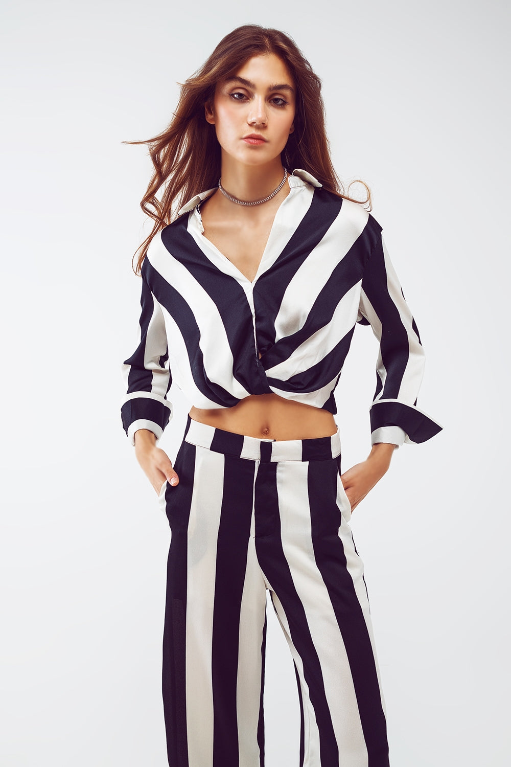 Crop Shirt Com Detalhe de Nó em Listras Pretas e Brancas