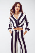 Crop Shirt Com Detalhe de Nó em Listras Pretas e Brancas