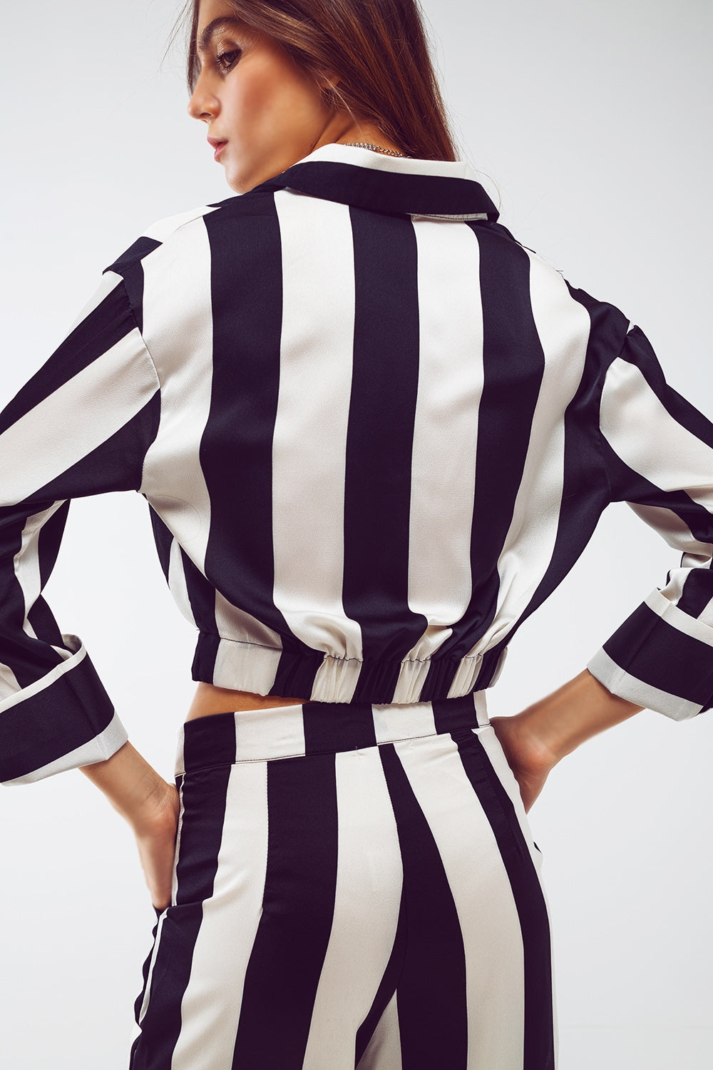 Crop Shirt Com Detalhe de Nó em Listras Pretas e Brancas