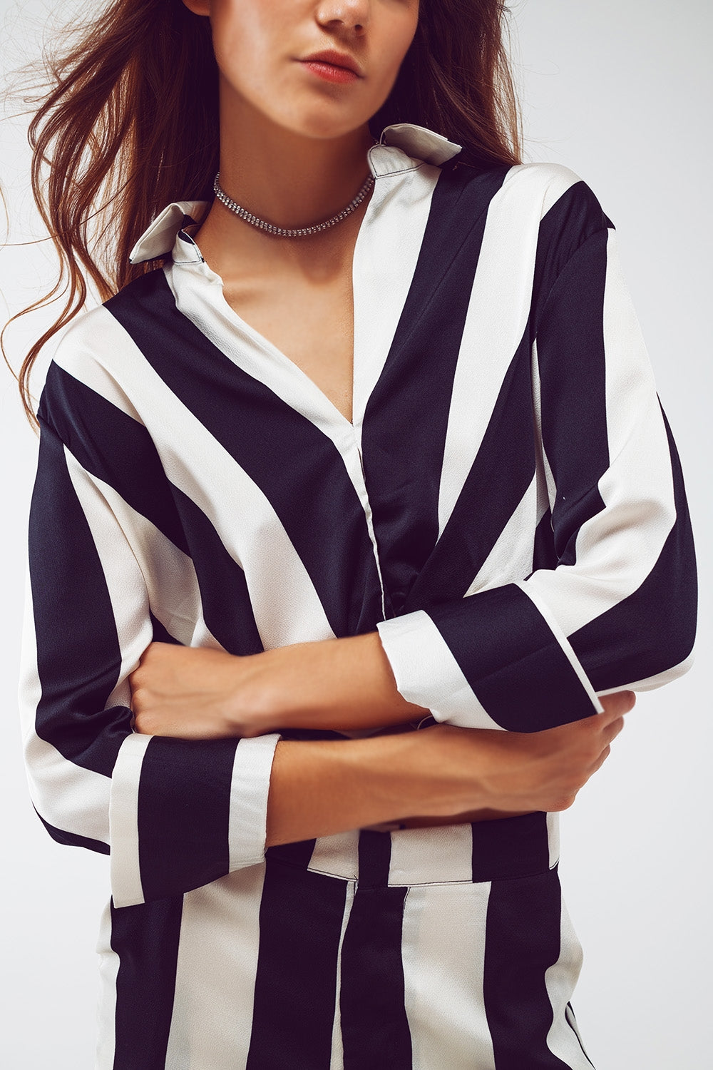 Crop Shirt Com Detalhe de Nó em Listras Pretas e Brancas