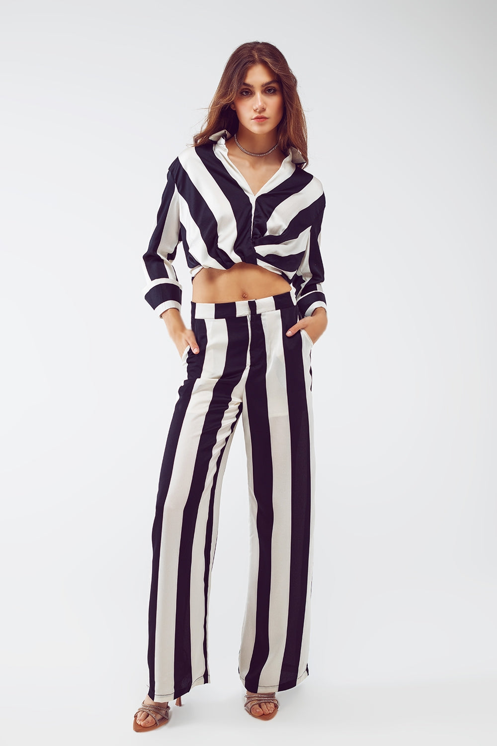 Crop Shirt Com Detalhe de Nó em Listras Pretas e Brancas