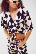 Camisa cortada com nó em estampa abstrata preta e branca Bauhaus