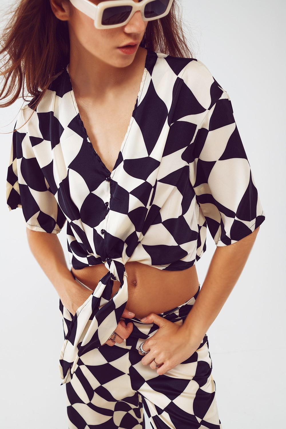Camisa cortada com nó em estampa abstrata preta e branca Bauhaus