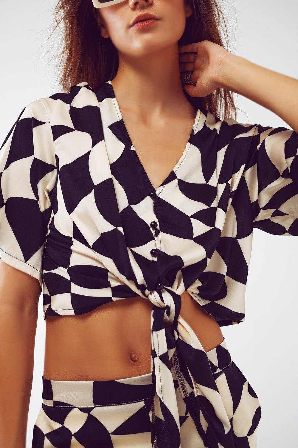 Camisa cortada com nó em estampa abstrata preta e branca Bauhaus
