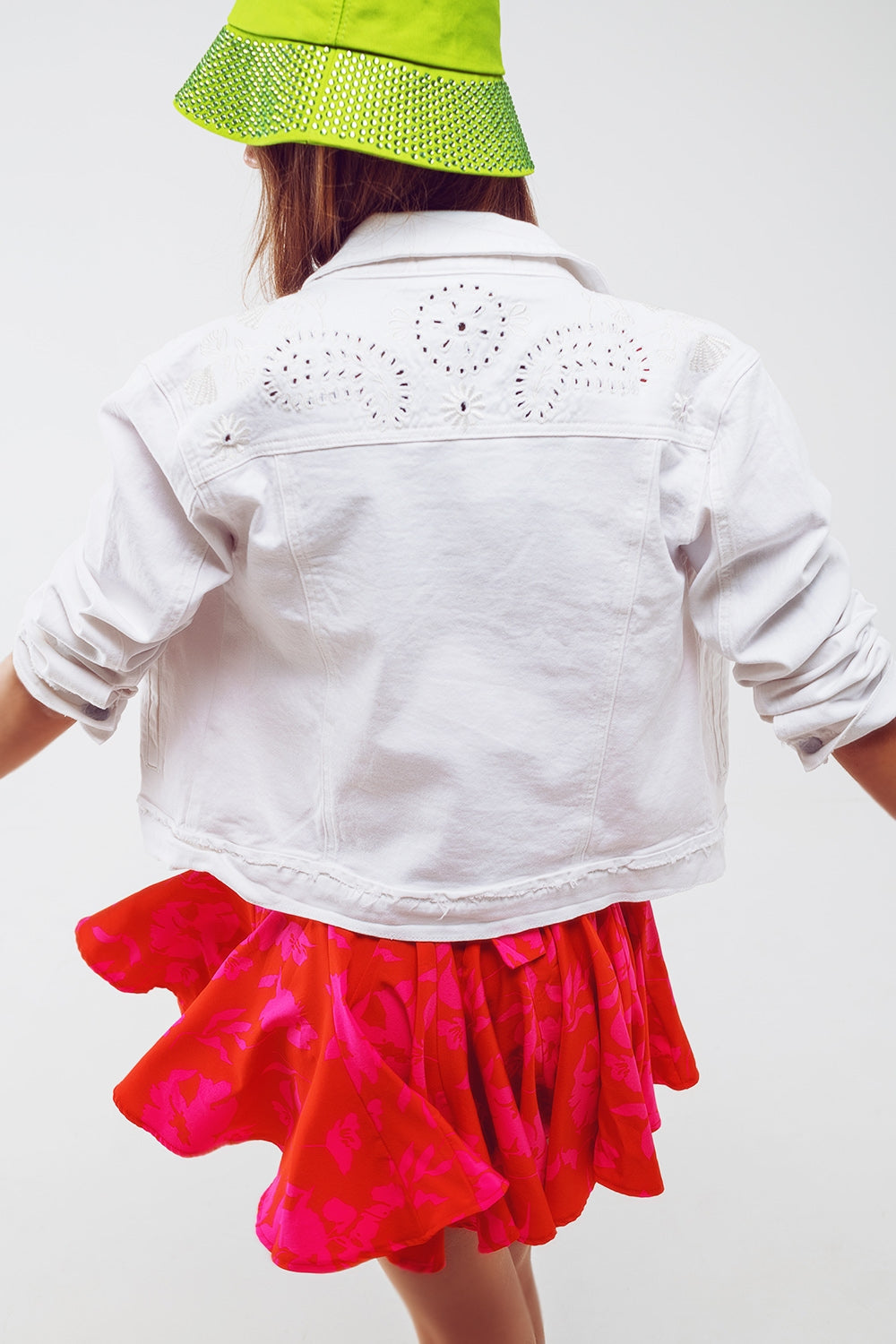 Jaqueta jeans bordada em branco