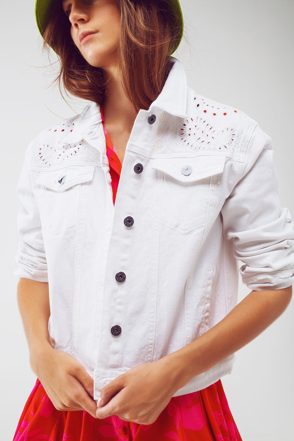 Jaqueta jeans bordada em branco