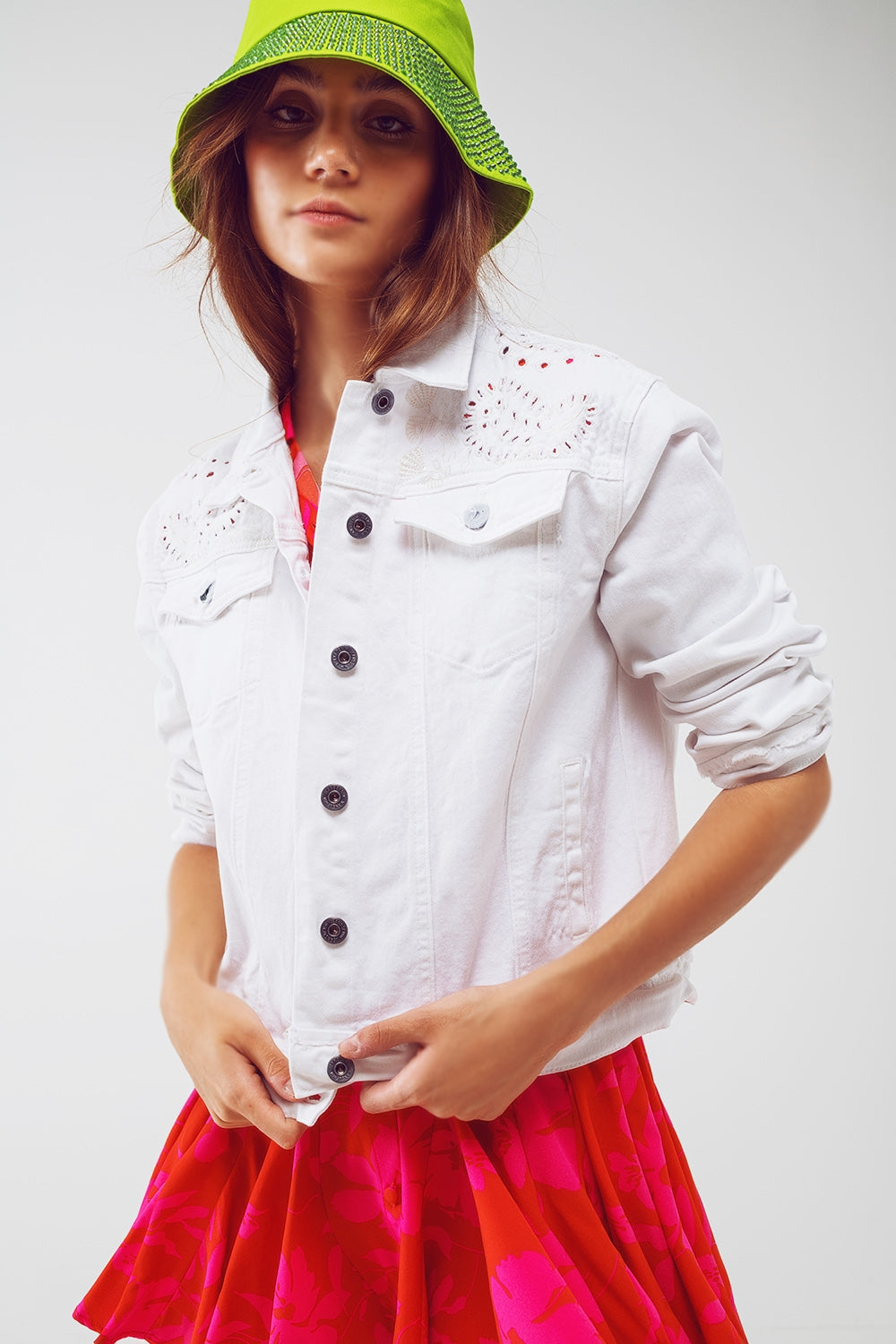 Jaqueta jeans bordada em branco