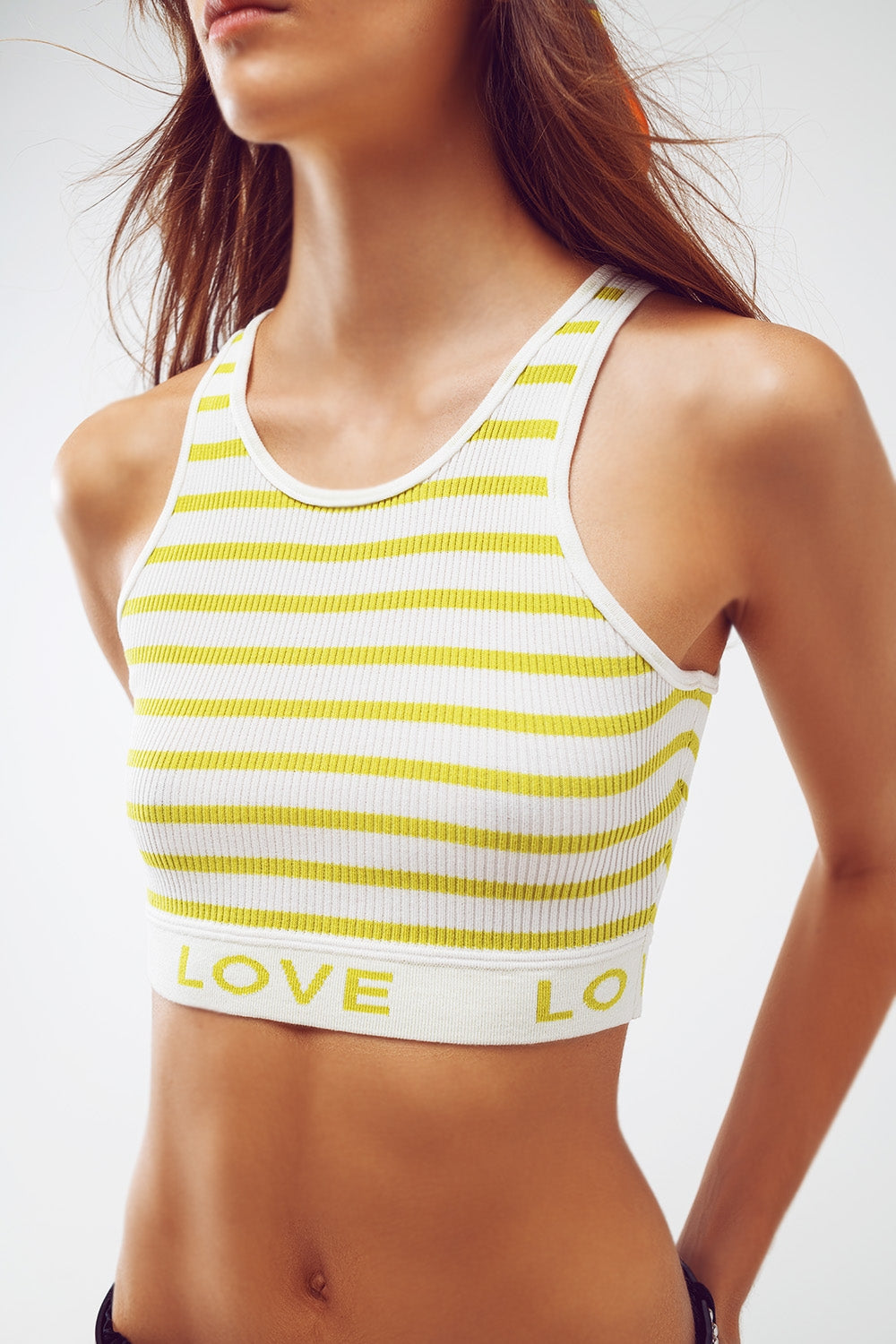 Top curto listrado com texto Love em verde limão
