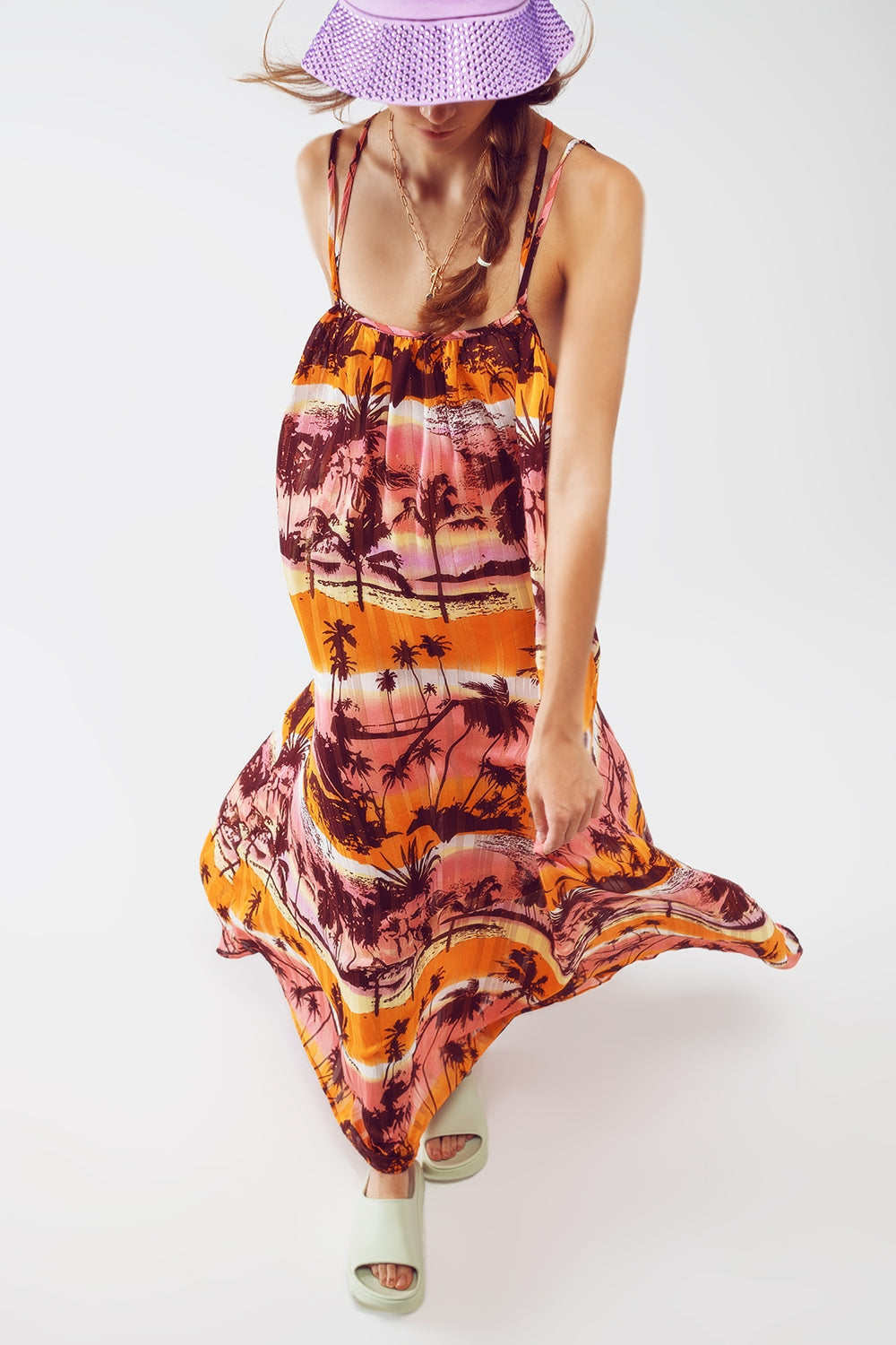 Vestido longo maxi com as costas abertas e estampa tropical em rosa