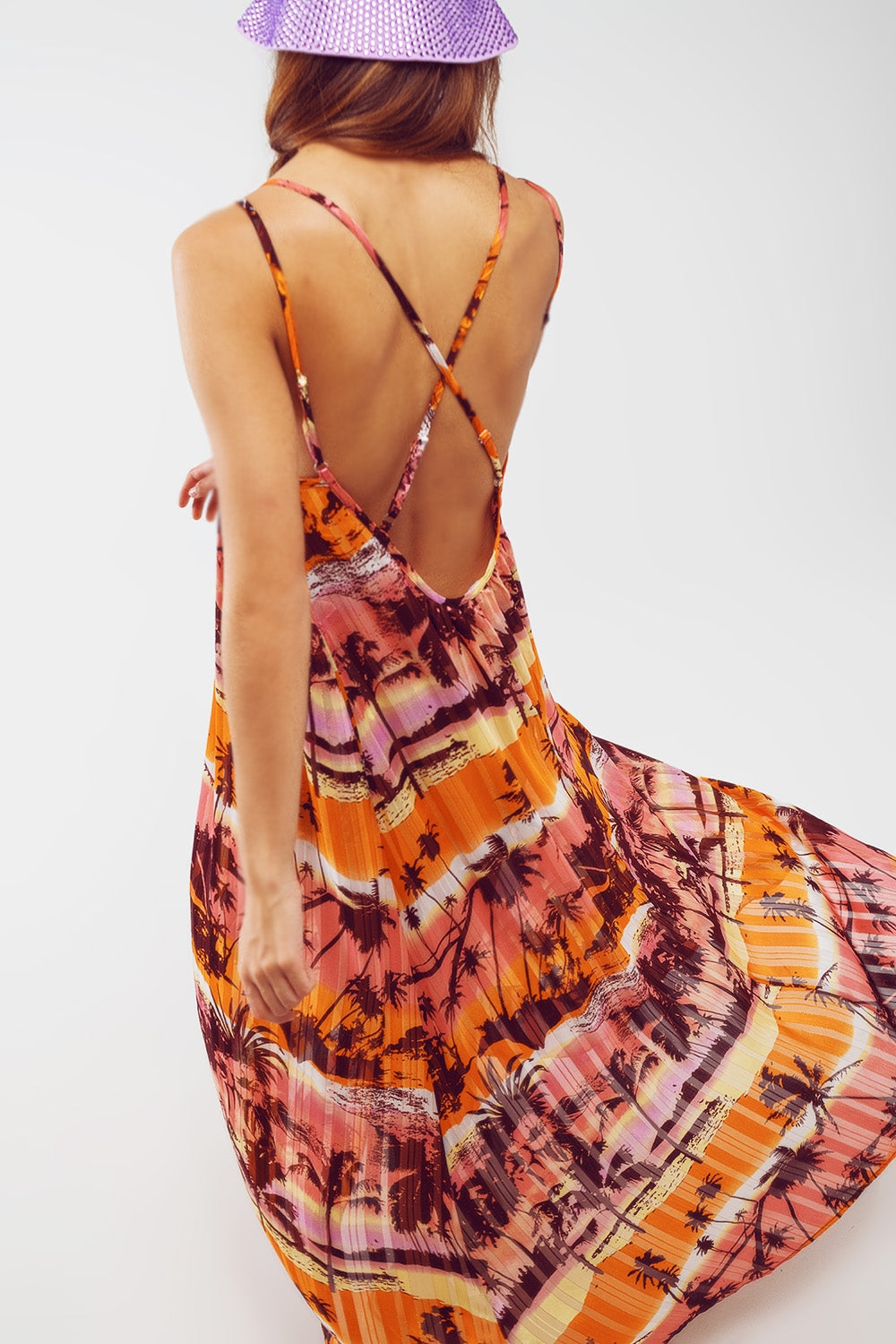 Vestido longo maxi com as costas abertas e estampa tropical em rosa
