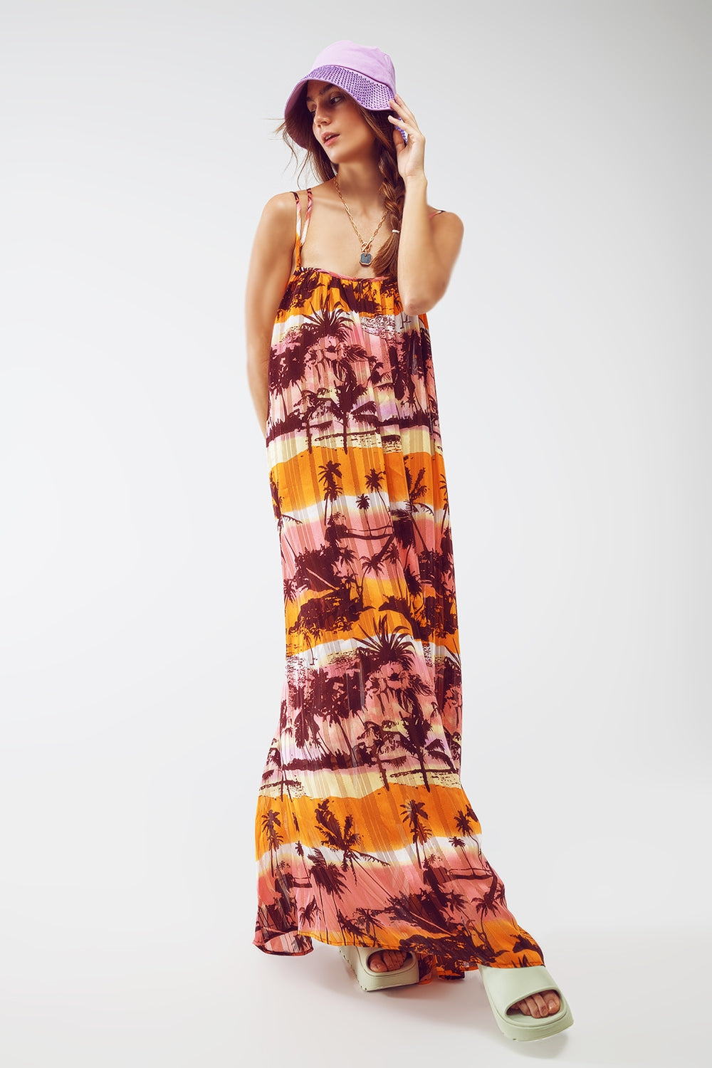 Vestido longo maxi com as costas abertas e estampa tropical em rosa