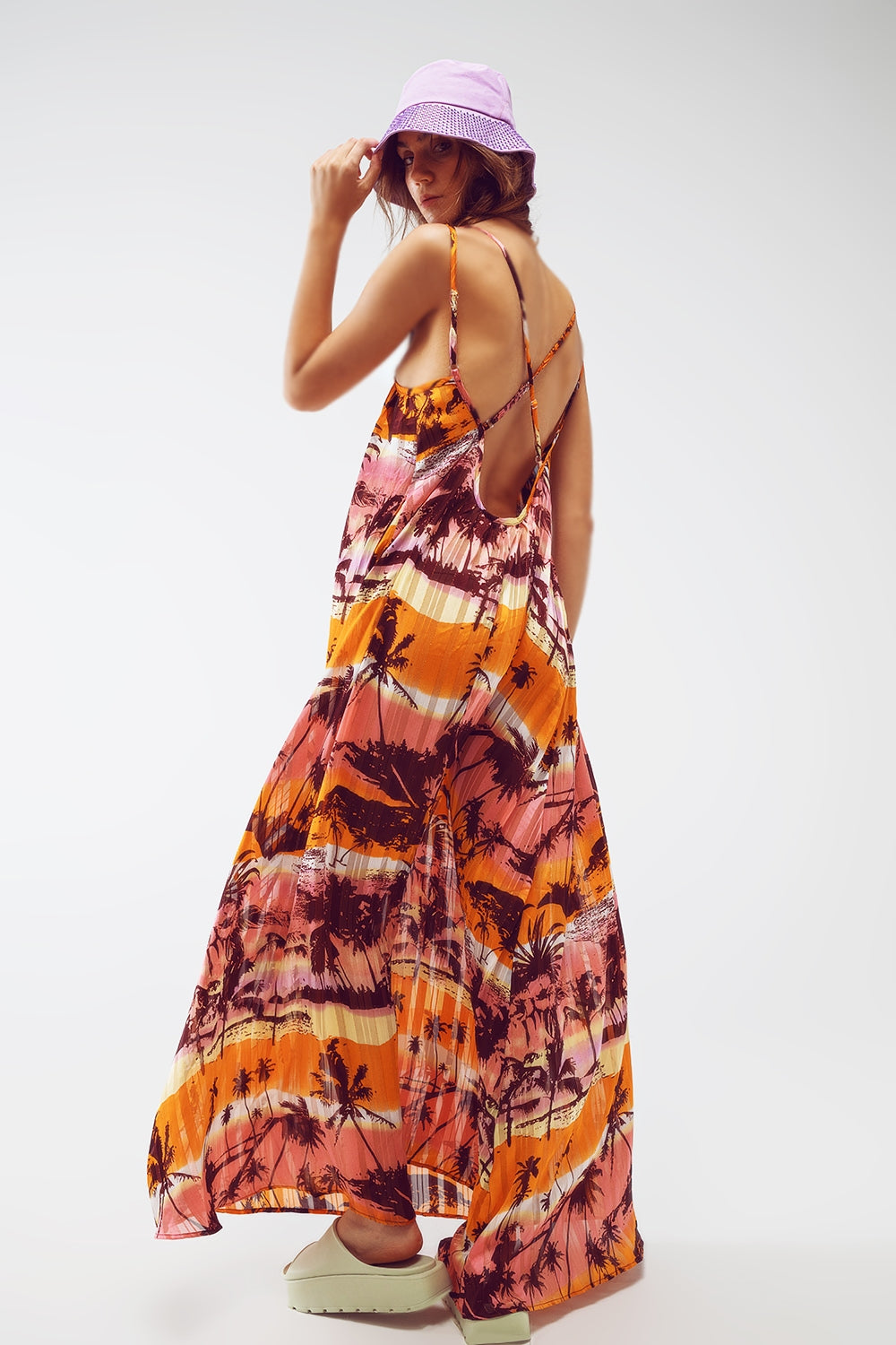 Vestido longo maxi com as costas abertas e estampa tropical em rosa