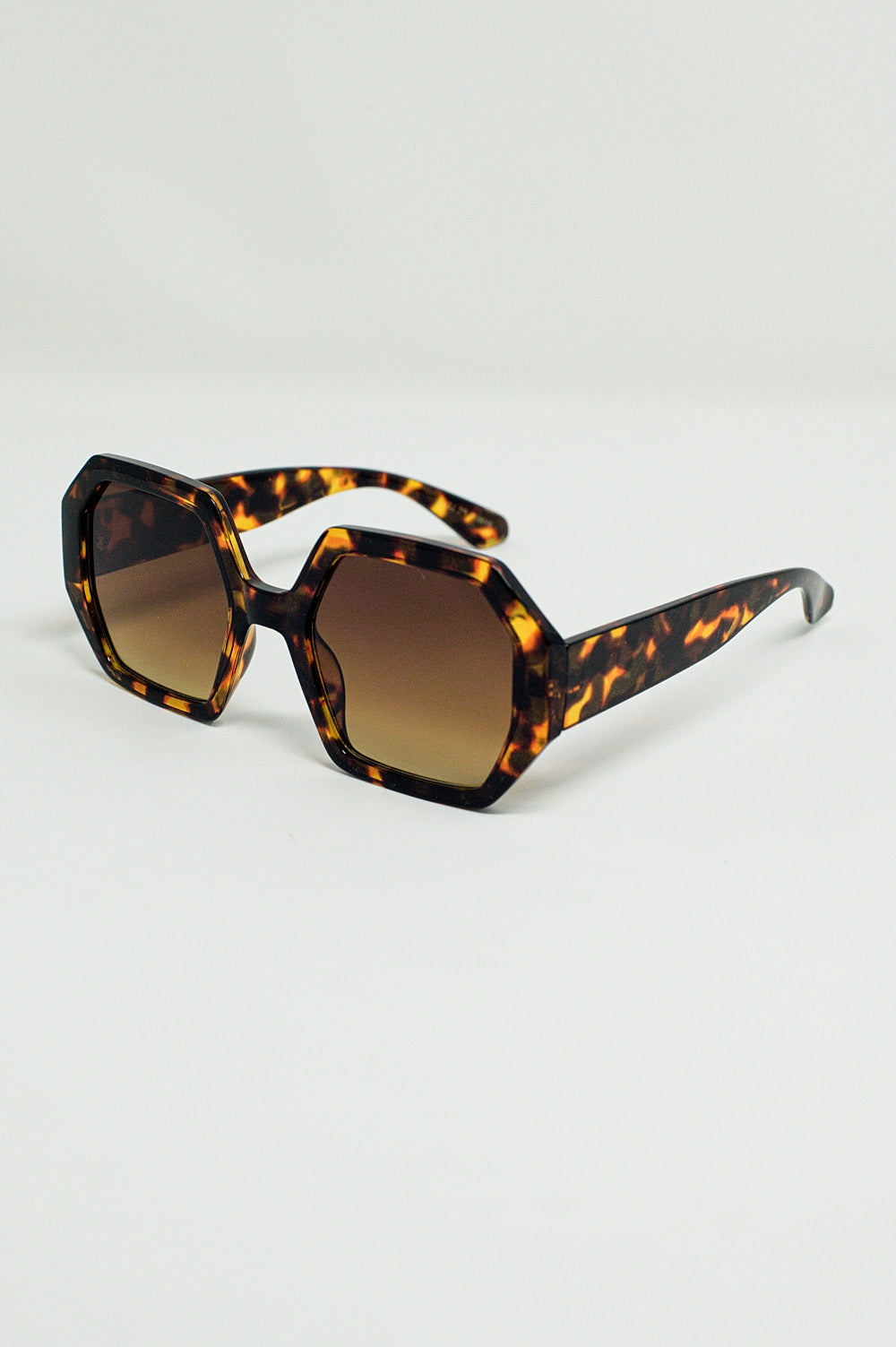 Óculos de sol hexagonais e oversized em tartaruga escura