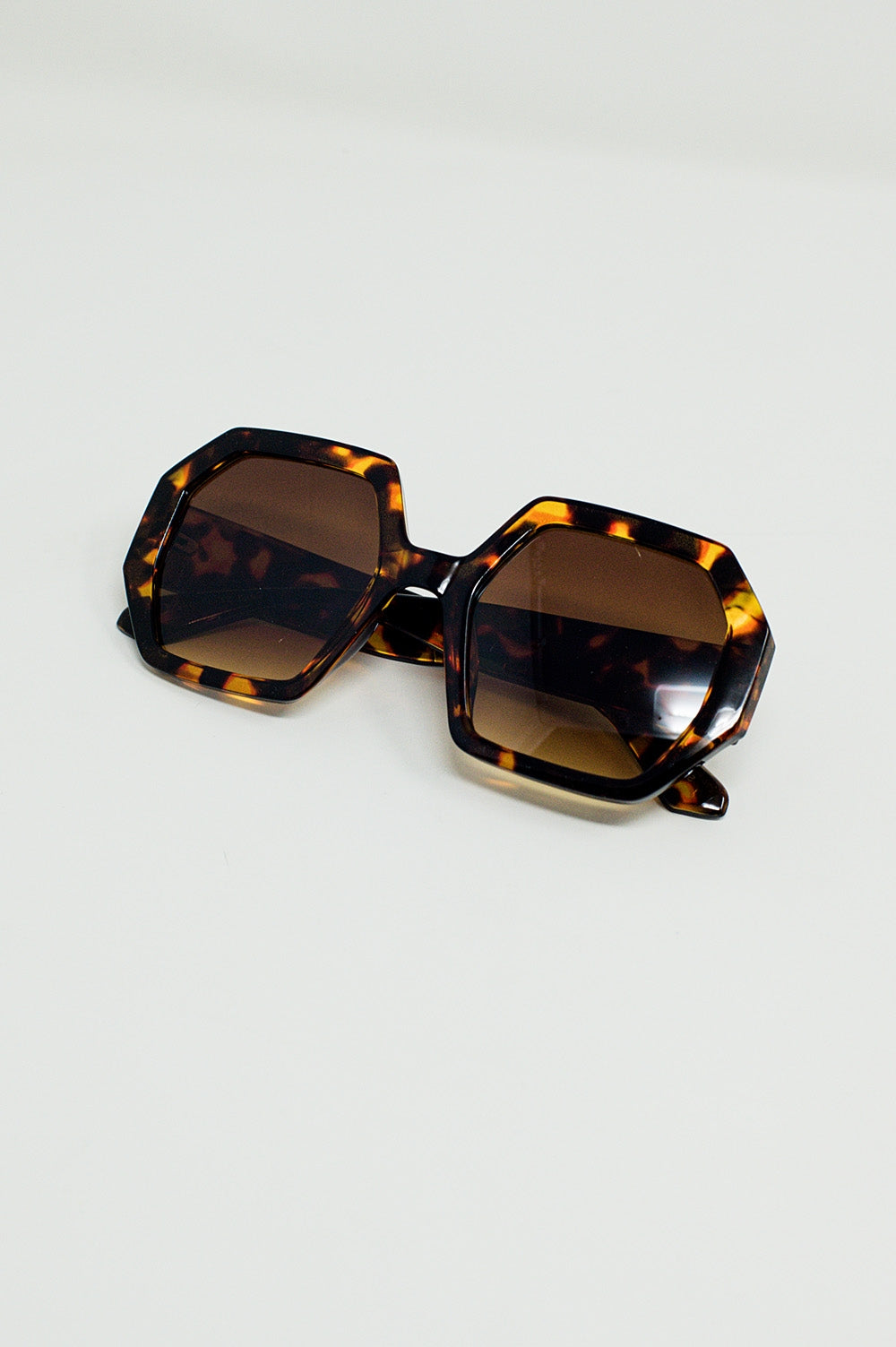 Óculos de sol hexagonais e oversized em tartaruga escura