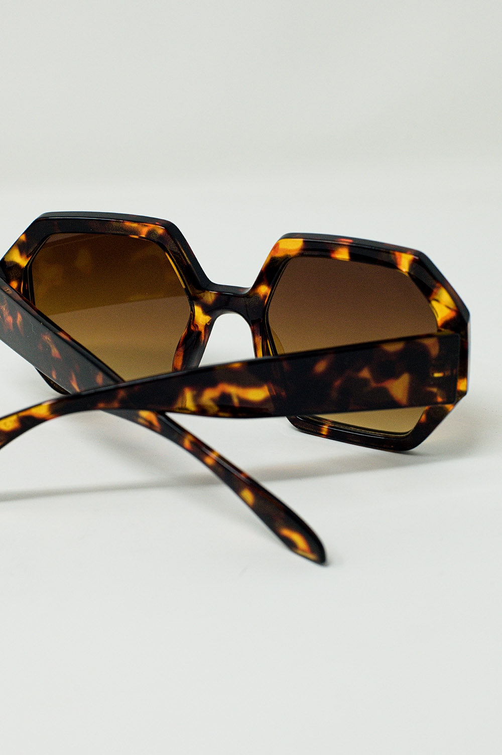 Óculos de sol hexagonais e oversized em tartaruga escura