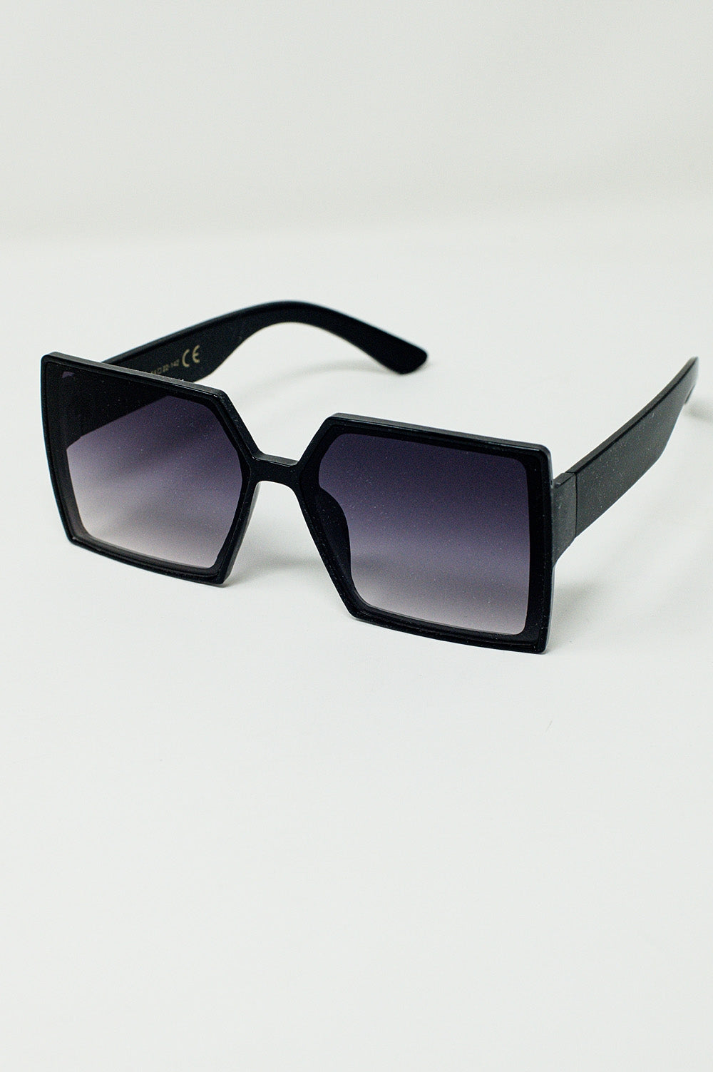 Óculos de sol quadrados e oversized em preto