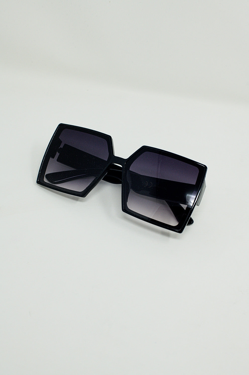 Óculos de sol quadrados e oversized em preto