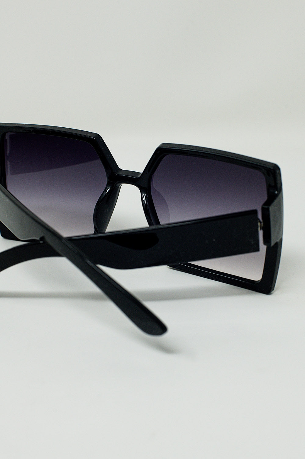 Óculos de sol quadrados e oversized em preto
