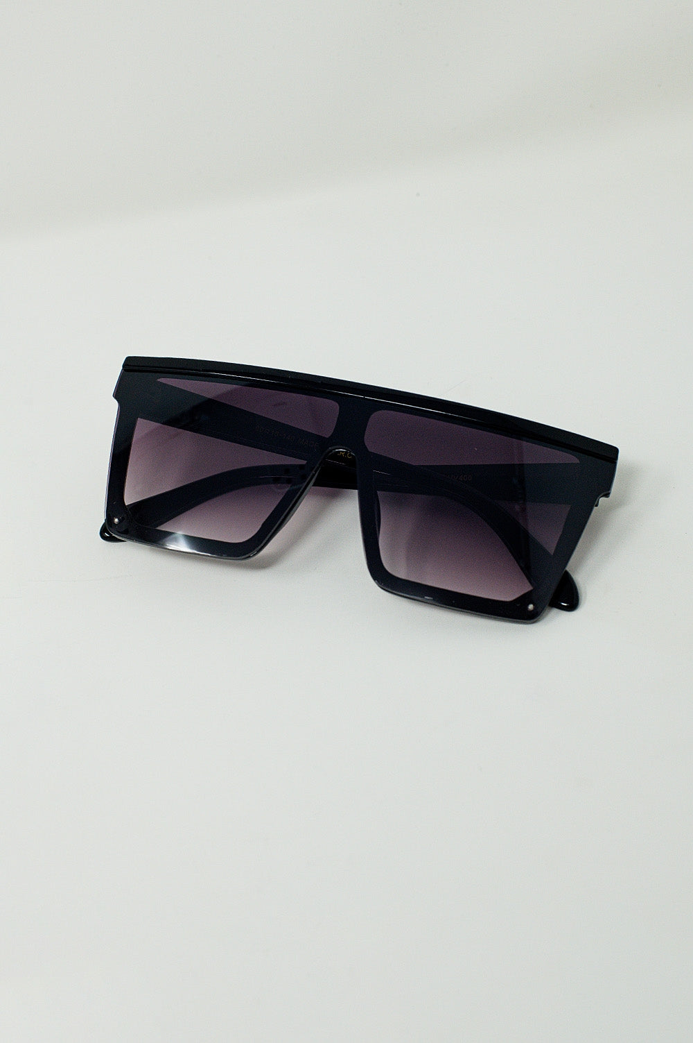 Óculos de sol quadrados e oversized estilo anos 70 em preto