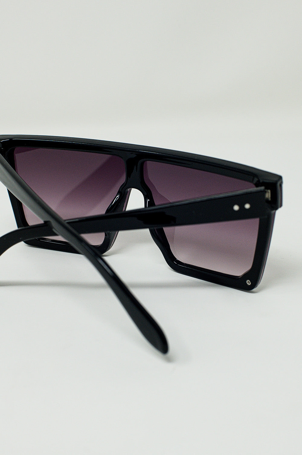 Óculos de sol quadrados e oversized estilo anos 70 em preto