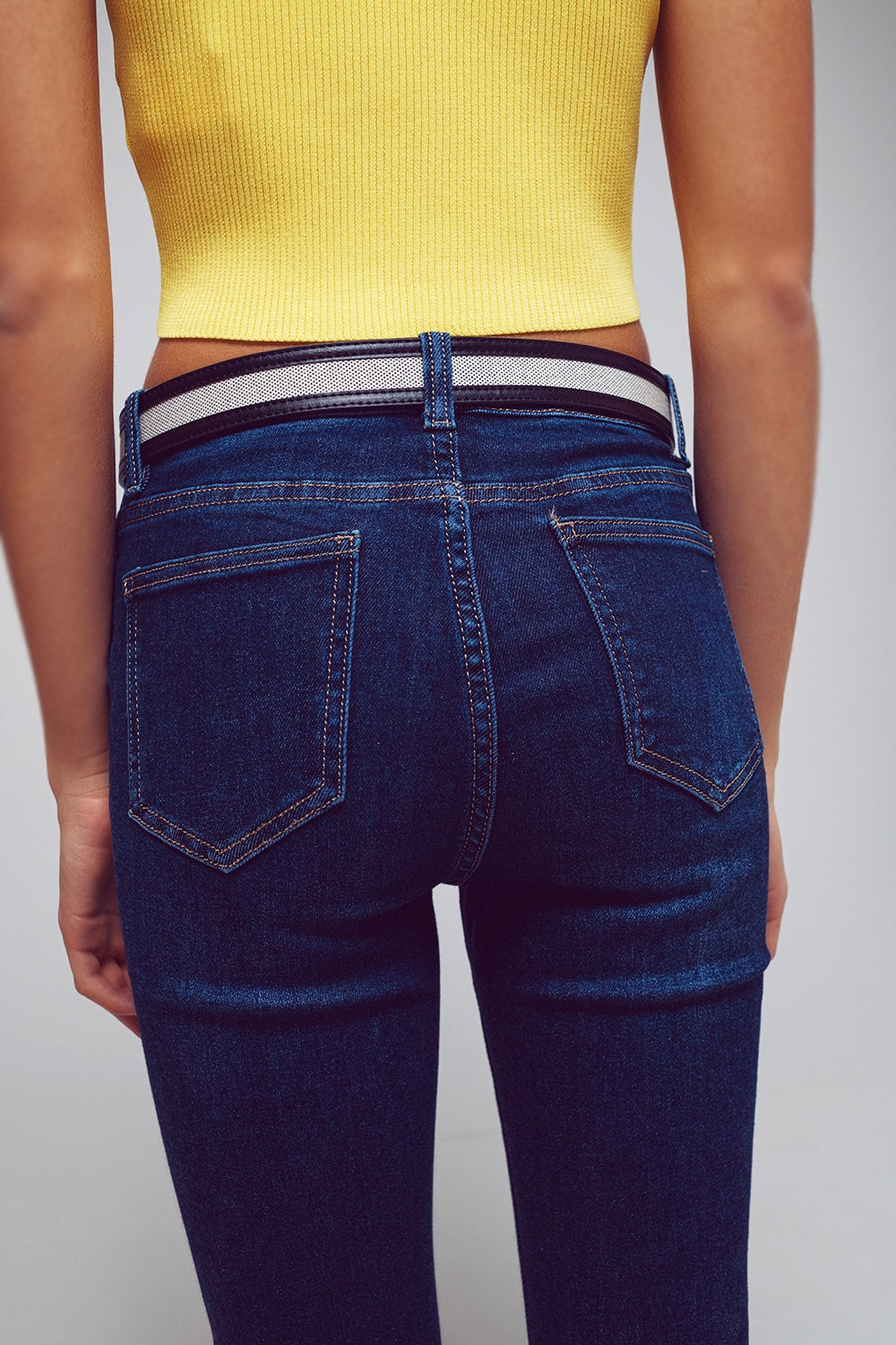 Calça jeans skinny em lavagem azul médio