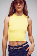 Top curto de tricô em amarelo