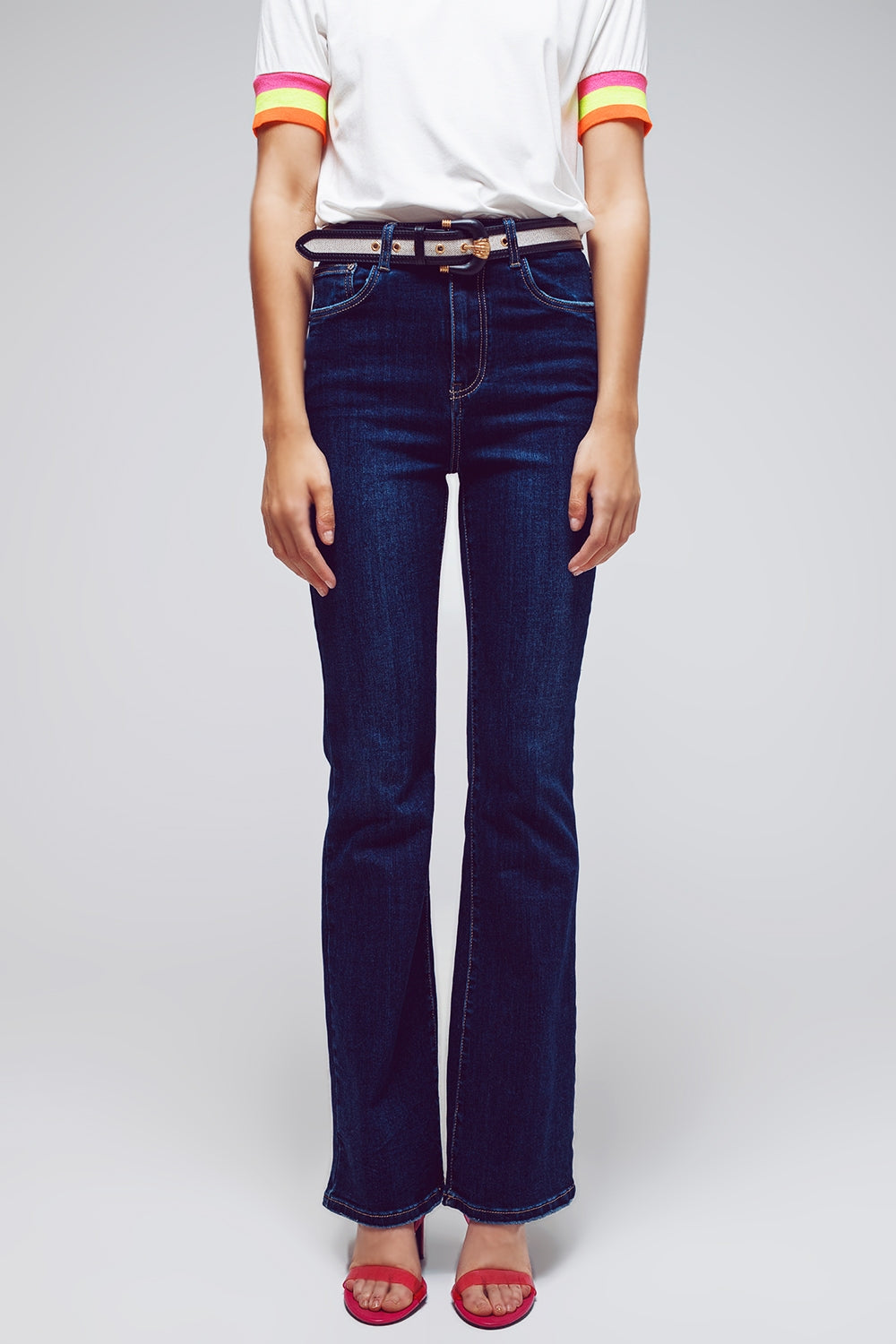 Jeans de cintura alta e boca de sino em lavagem escura