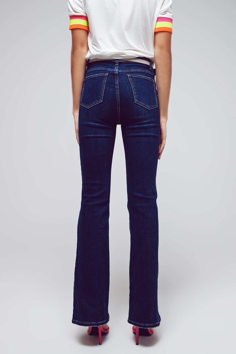 Jeans de cintura alta e boca de sino em lavagem escura