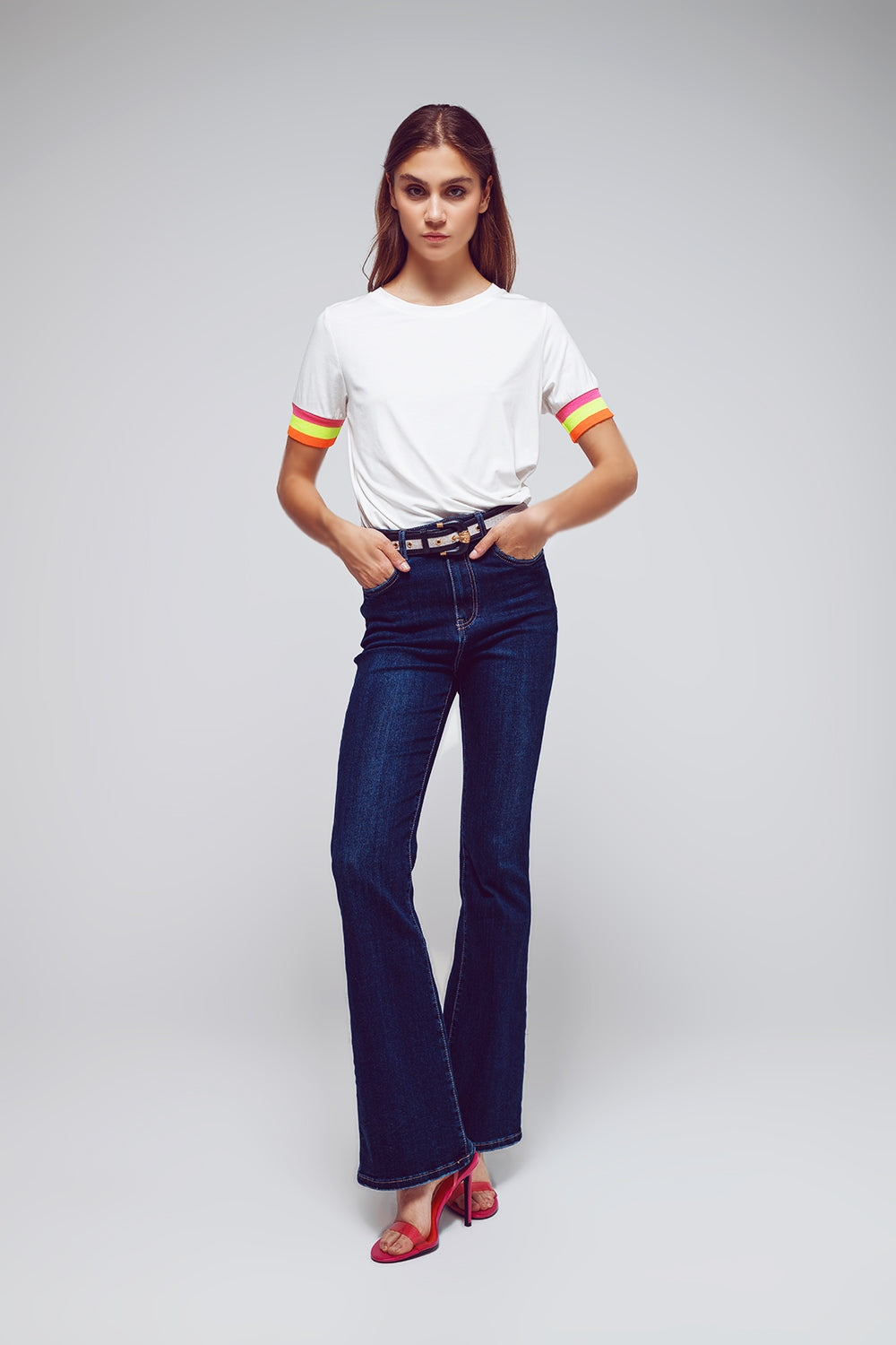 Jeans de cintura alta e boca de sino em lavagem escura