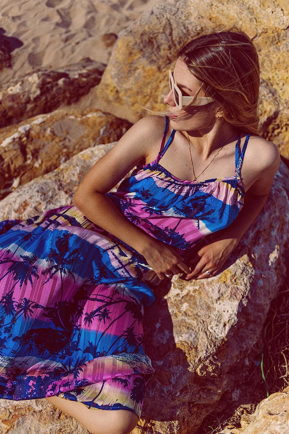 Vestido maxi com as costas abertas e relaxado com estampa tropical azul