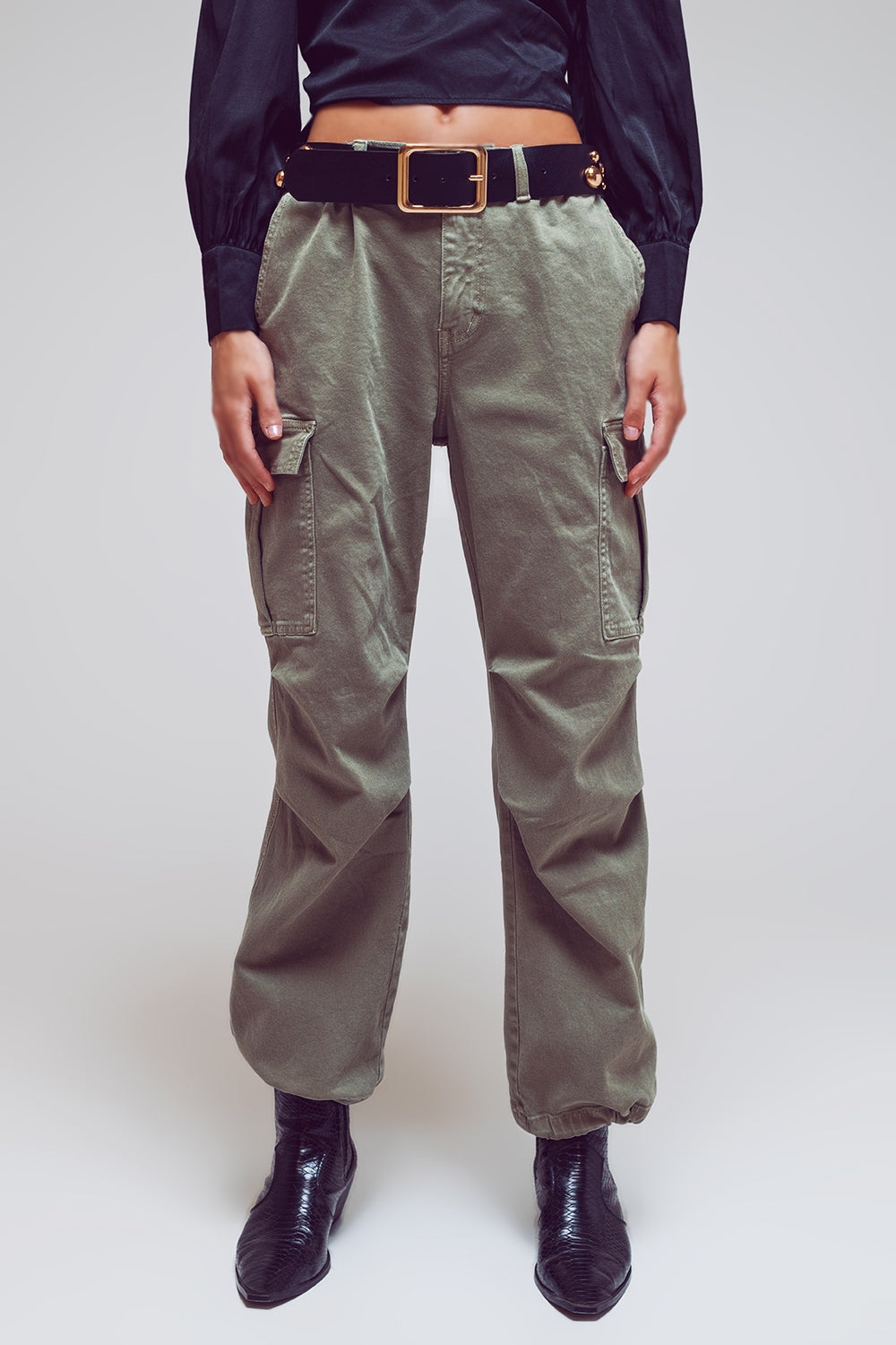 Calça cargo com pontas de borla em verde militar