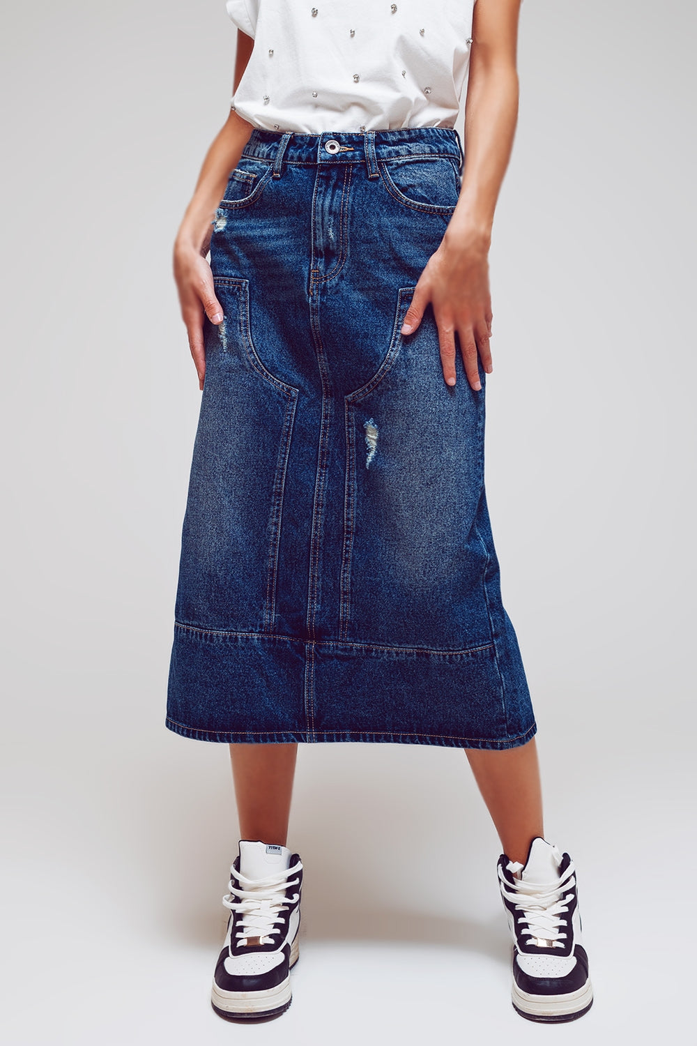 Saia lápis maxi em denim com detalhes de painéis na frente