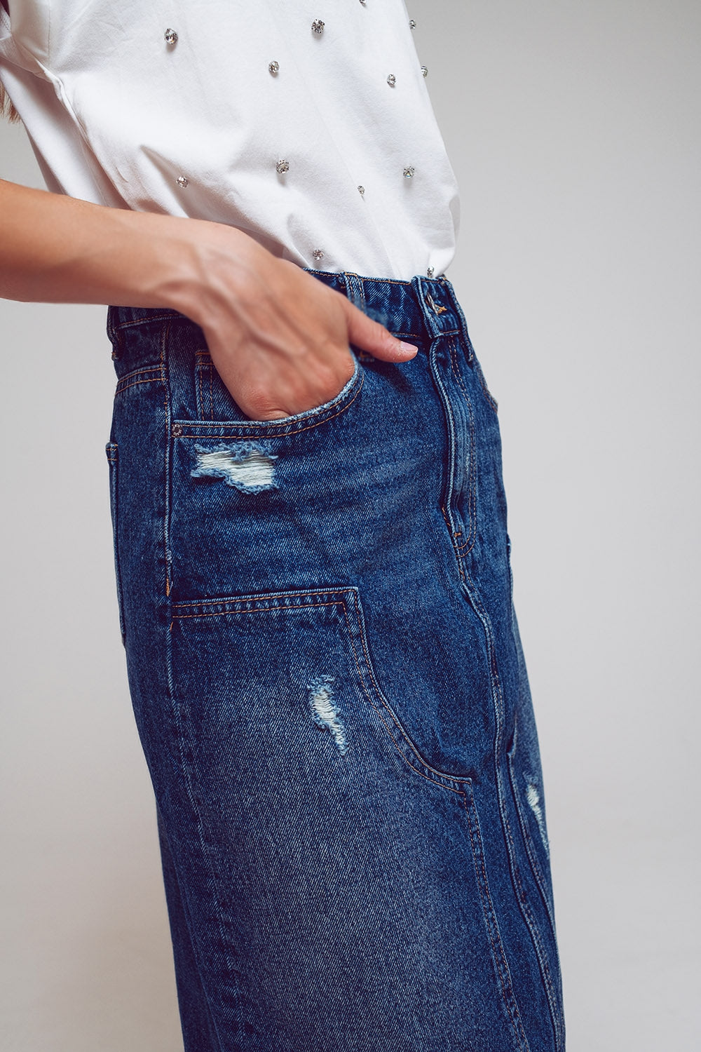 Saia lápis maxi em denim com detalhes de painéis na frente