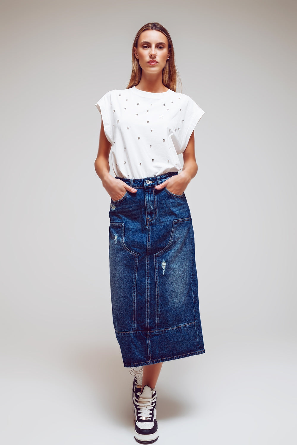 Saia lápis maxi em denim com detalhes de painéis na frente