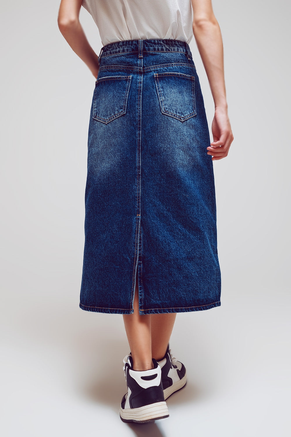 Saia lápis maxi em denim com detalhes de painéis na frente