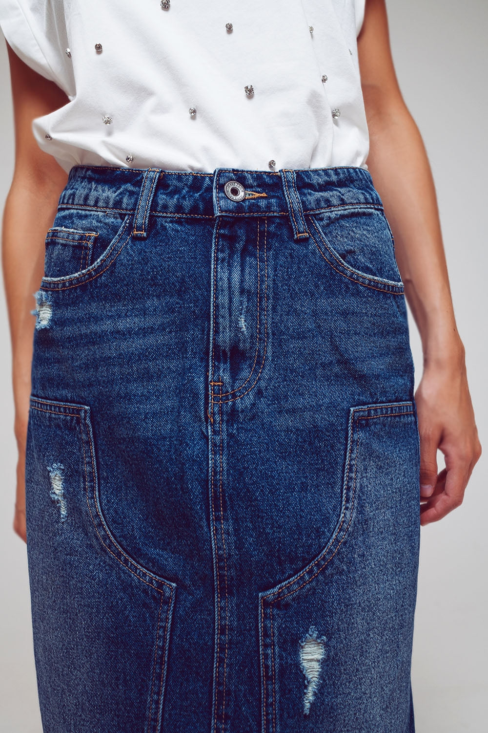 Saia lápis maxi em denim com detalhes de painéis na frente