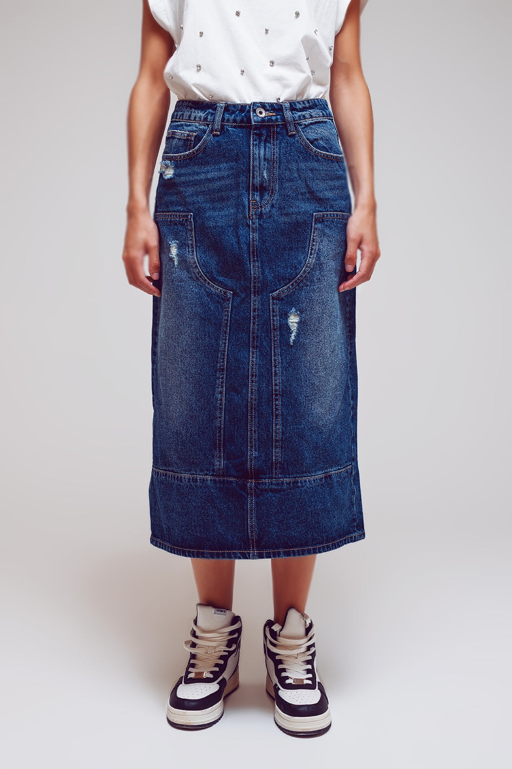Saia lápis maxi em denim com detalhes de painéis na frente