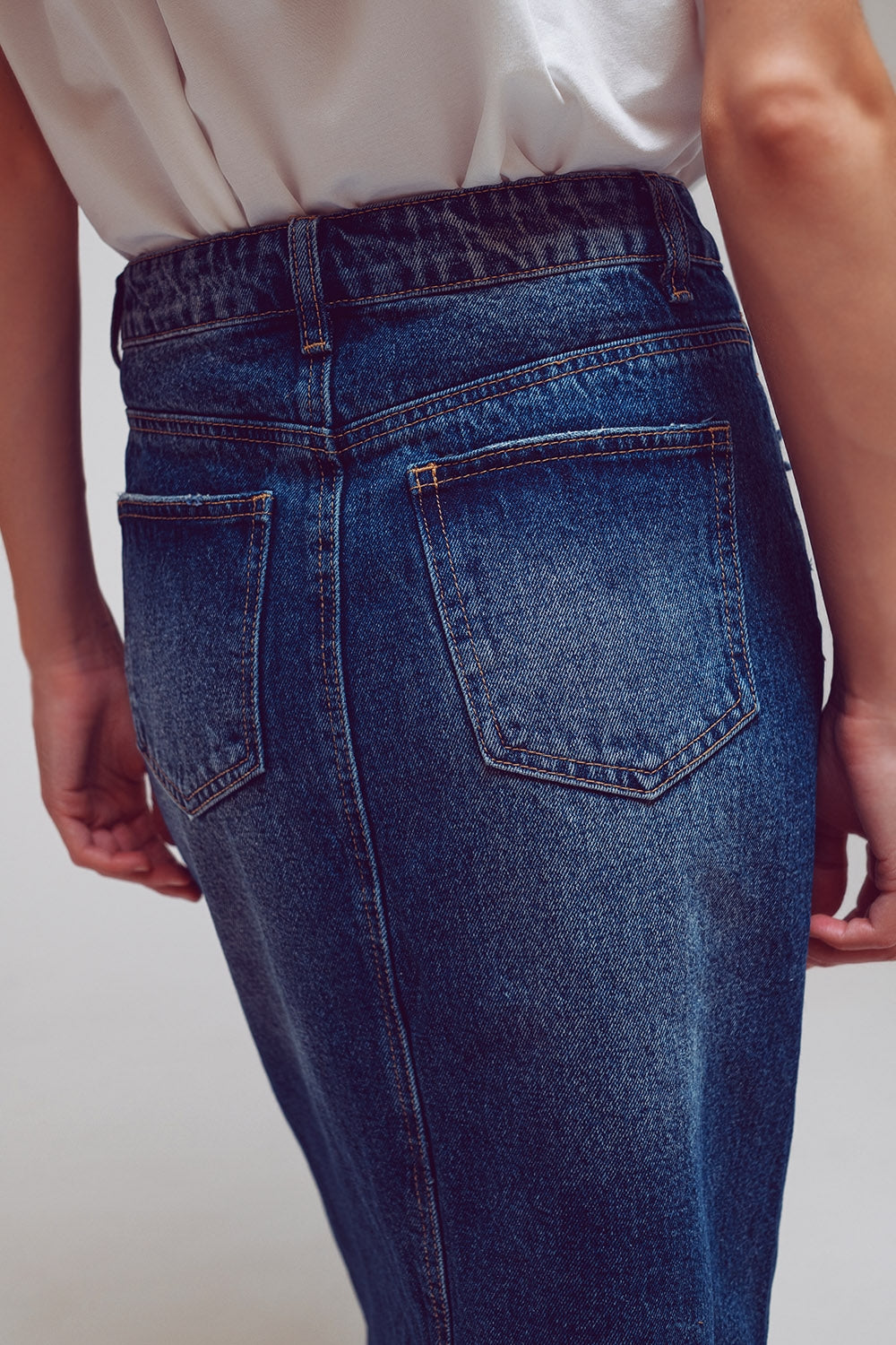 Saia lápis maxi em denim com detalhes de painéis na frente