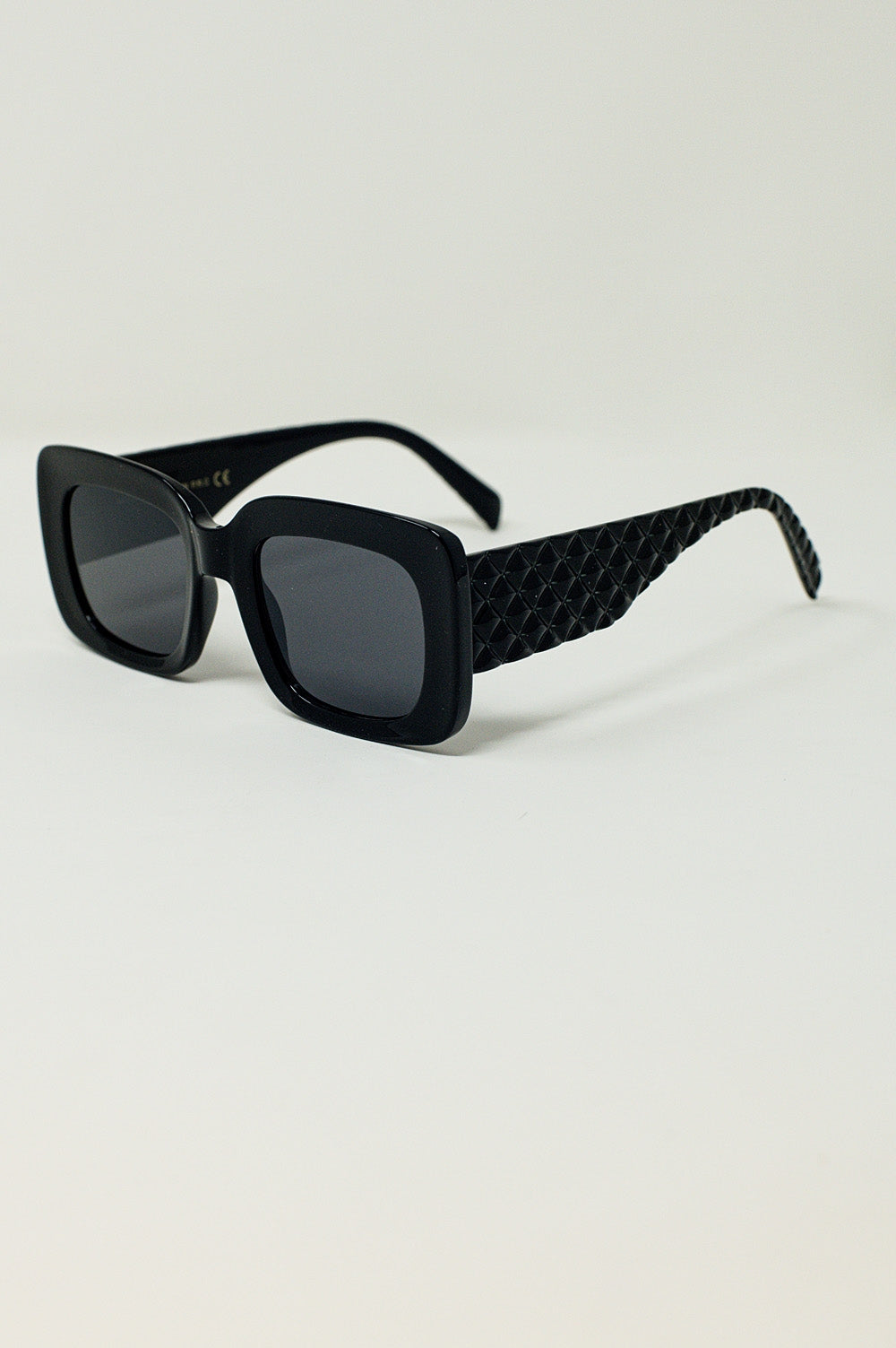 Óculos de sol ovalados com lentes esfumadas em preto