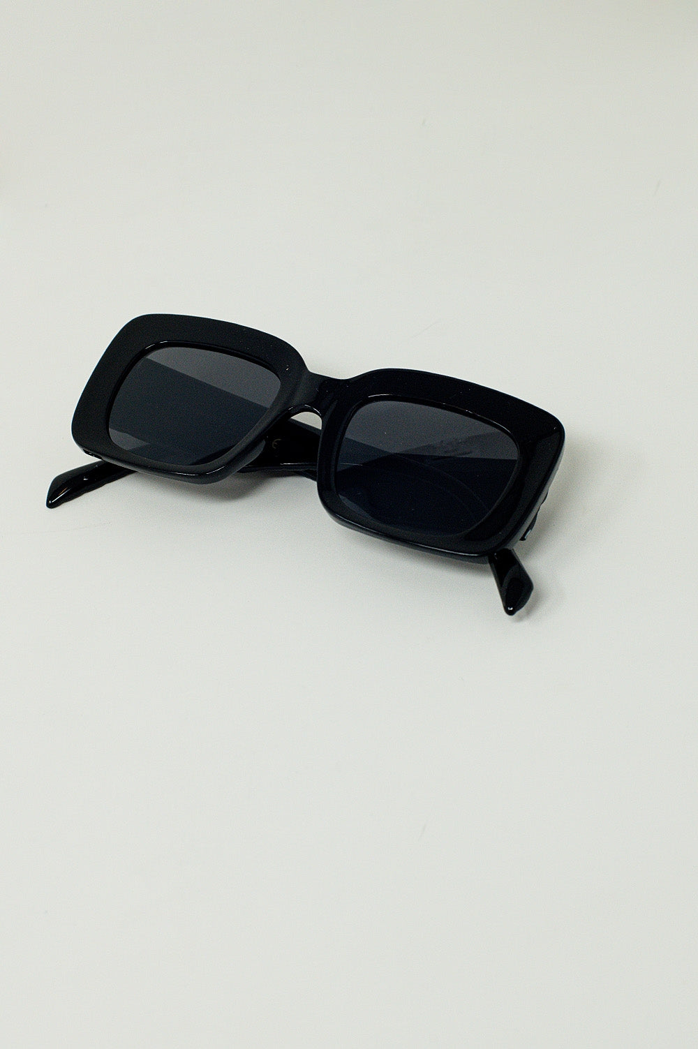 Óculos de sol ovalados com lentes esfumadas em preto