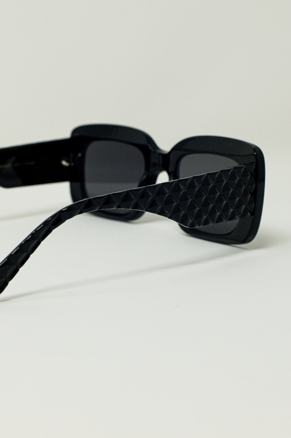Óculos de sol ovalados com lentes esfumadas em preto