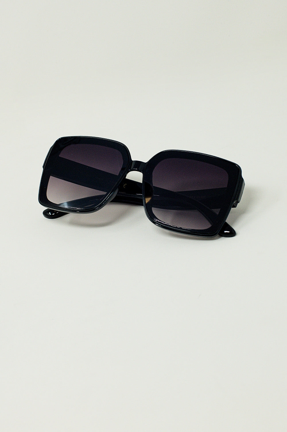 Óculos de sol grandes em preto